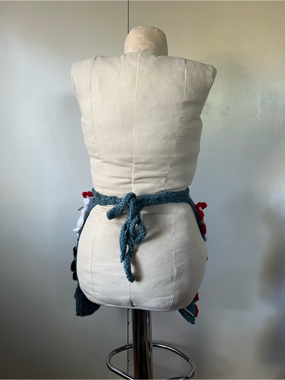 Made to order: crochet egg-collecting apron with chicken pockets - Picture 4 of 8